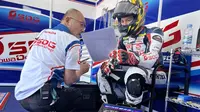 Pembalap SDG MS Harc-Pro.Honda.Ph, Haruki Noguchi (kanan), melihat lintasan sebelum dimulainya latihan bebas pada kelas ASB1000 ARRC Mandalika 2023 di Sirkuit Mandalika, Lombok, Jumat (11/08/2023). (Twitter/@SdgMSOfficial)