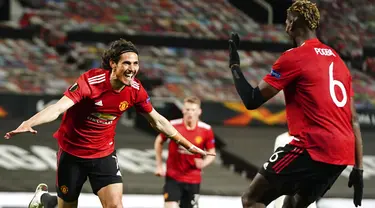 Pemain Manchester United Edinson Cavani (kiri) melakukan selebrasi usai mencetak gol ke gawang AS Roma pada leg pertama semifinal Liga Europa di Old Trafford, Manchester, Inggris, Kamis (29/4/2021). Manchester United menang 6-2. (AP Photo/Jon Super)