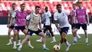 <p>Para pemain Rangers berlatih selama sesi latihan di Stadion Ramon Sanchez-Pizjuan di Seville, Spanyol (17/5/2022). Glasgow Rangers dan Eintracht Frankfurt menggelar sesi latihan di stadion jelang final Liga Europa di Seville. (AP Photo/Pablo Garcia)</p>