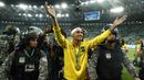 Aksi Neymar melakukan selebrasi dengan pengawalan ketat polisi saat meraih medali emas pada final sepak bola melawan Jerman di Stadion Maracana, Rio de Janeiro, (21/8/2016) dini hari WIB. (AFP/Odd Andersen)