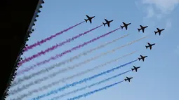 Parade pesawat jet mewarnai langit Glasgow, Skotlandia, (23/7/2014), saat upacara pembukaan Commonwealth Games 2014 di Celtic Park. (REUTERS/Phil Noble)
