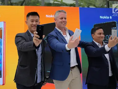 Shane Chiang APAC Head of Marketing HMD Global, Mark Trundle Country Manager HMD Global dan Irvan Ridha Master Training HMD Global Indonesia pada peluncuran trio ponsel Android Nokia 3, 5 dan 6  di Jakarta, Kamis (14/9). (Liputan6.com/Faizal Fanani)
