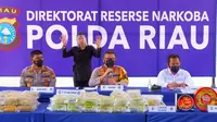 Kapolda Riau Irjen Agung Setya Imam Effendi dalam ekpos pengungkap jaringan narkoba Malaysia. (Liputan6.com/M Syukur)