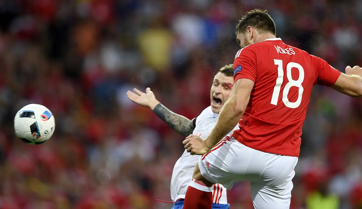 Pemain Rusia, Pavel Mamaev (kiri) berebut bola dengan pemain Wales, Sam Vokes pada laga grup B Euro cup 2016 di Stadion Municipal, Toulouse, Selasa (21/6/2016) dini hari WIB. Wales menang 3-0.  AFP/Martin Bureau)