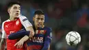 Penyerang Barcelona, Neymar, berebut bola dengan bek sayap Arsenal, Hector Bellerin pada laga leg kedua babak 16 besar Liga Champions di Stadion Camp Nou, Barcelona, Kamis (16/3/2016) dini hari WIB. (Action Images via Reuters/Carl Recine)