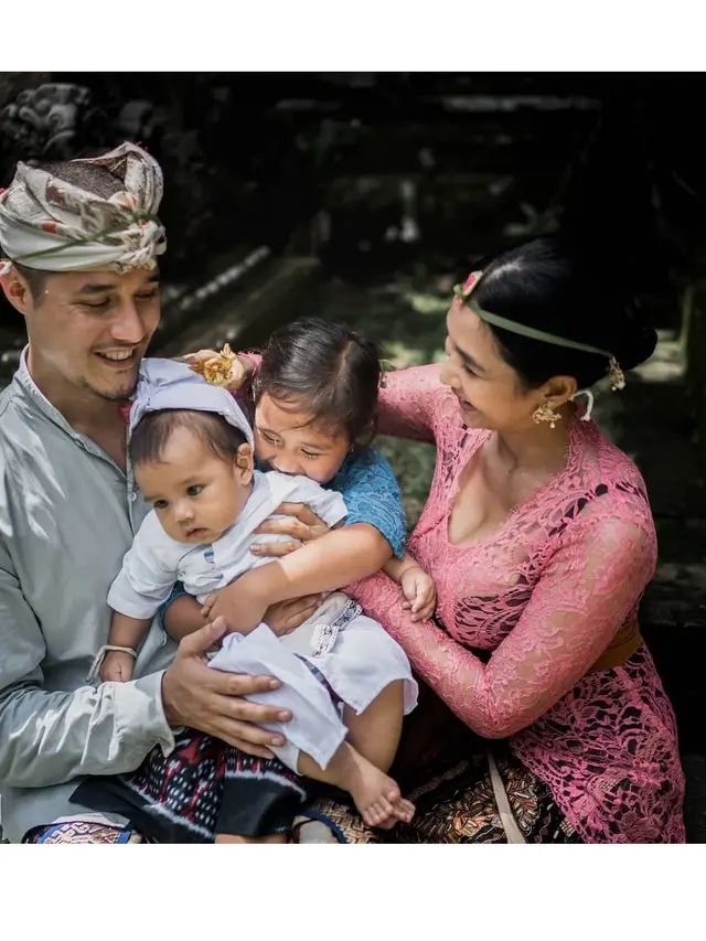 6 Potret Harmonis Happy Salma dan Keluarga