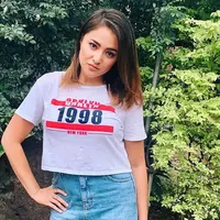 Tak hanya memukau dalam busana formal, wanita kelahiran Jakarta ini juga terlihat menarik dalam gaya casual. Menggunakan crop top dipadukan dengan rok denim, membuat penampilan Marshanda terlihat bak remaja. (Liputan6.com/IG/marshanda99)