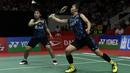Ganda putri Indonesia, Greysia Polii / Apriyani Rahayu, berusaha memukul kok saat melawan ganda Jepang pada Indonesia Masters 2019 di Istora Senayan, Jakarta, Sabtu (26/1). Greysia / Apriyani gagal ke final. (Bola.com/Yoppy Renato)