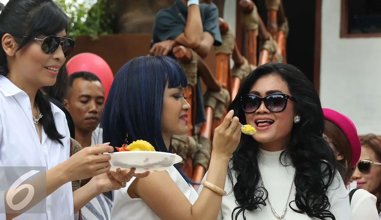 Julia Perez (tengah) menyuapi nasi tumpeng kepada ibunya saat merayakan ulang tahun yang 36 di kawasan Ancol, Jakarta, Jumat (15/7). Sejumlah selebriti hadir dalam acara tersebut diantaranya Luna Maya dan Zaskia Gotik. (Liputan6.com/Herman Zakharia)