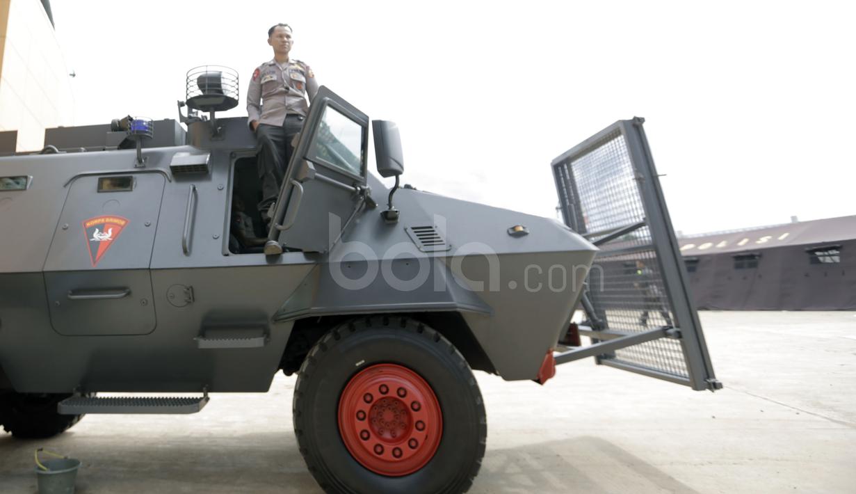 Aparat kemanan dari Brimod tengah siaga pada area Stadion Pakansari, Bogor, (14/12/2016). (Bola.com/Nicklas Hanoatubun)