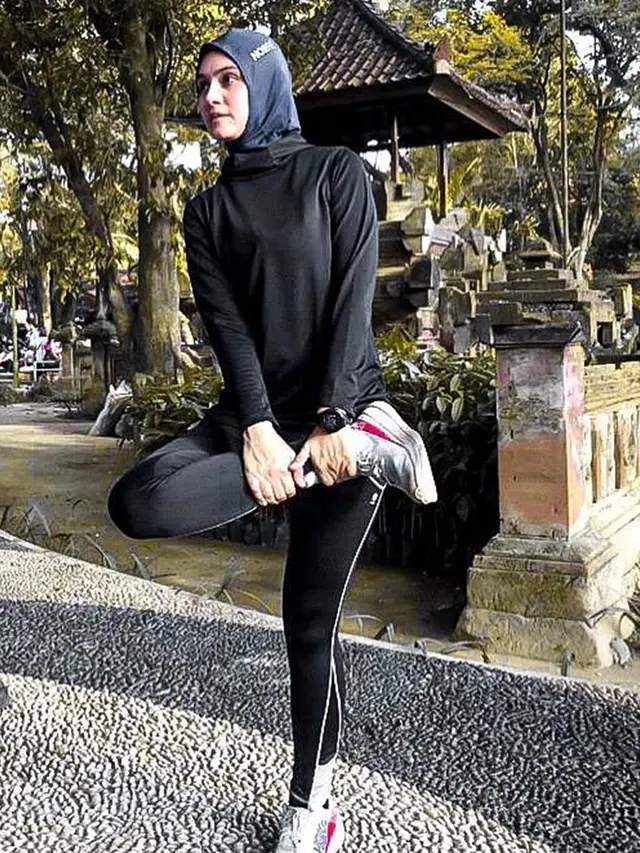 FOTO: Gaya Zee Zee Shahab saat Olahraga Lari, Sporty dan Modis