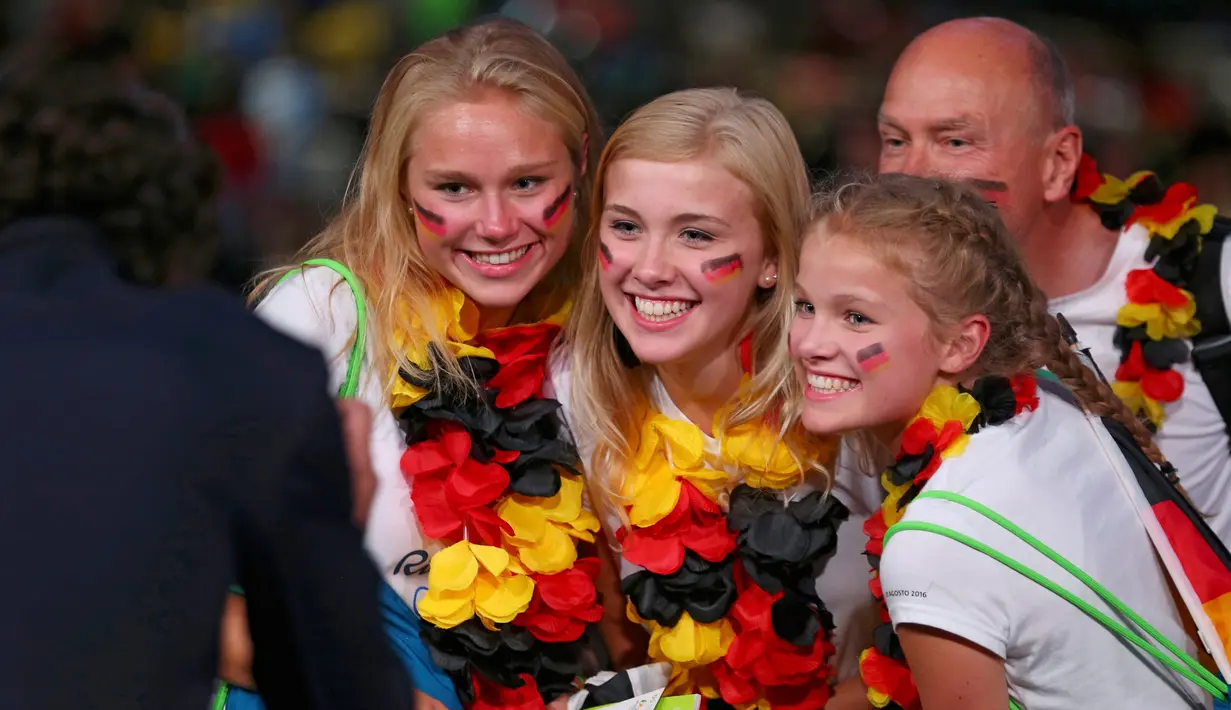 Sejumlah suporter wanita Jerman berfoto bersama sebelum pembukaan Olimpiade 2016 di Rio de Janeiro, Brasil, (6/8). Pembukaan olimpiade 2016 ini menyambut 10.500 atlet lebih dari 200 negara di seluruh dunia. (REUTERS/Mike Blake)