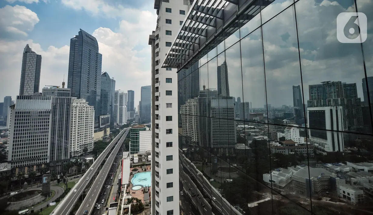Pemandangan gedung perkantoran dan pusat perbelanjaan di Jakarta, Selasa (5/4/2022). Bank Dunia menurunkan proyeksi pertumbuhan ekonomi Indonesia pada tahun 2022 menjadi 5,1 persen pada April 2022, dari perkiraan sebelumnya 5,2 persen pada Oktober 2021. (merdeka.com/Iqbal S. Nugroho)