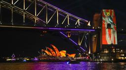 Vivid Sydney mengubah berbagai bangunan dan landmark seperti Sydney Opera House dan Sydney Harbour Bridge di dalam dan di sekitar distrik pusat bisnis Sydney menjadi kanvas seni di malam hari. (AP Photo/Mark Baker)