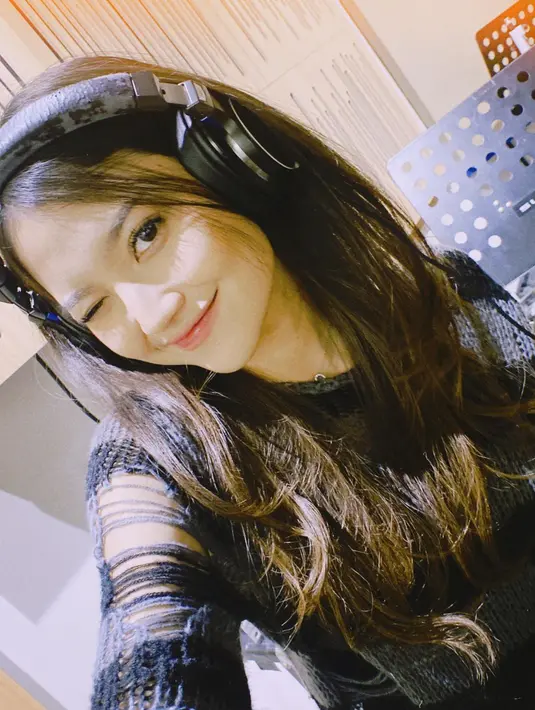 Selfie cantik saat Mirriam Eka berada di studio rekaman. Penyanyi yang sering melakukan SING-OFF lagu-lagu hits ini juga pernah mencover lagu bersama Ariel NOAH yang berjudul ‘Bukannya Aku Takut’. (Instagram/@mariaeka_)