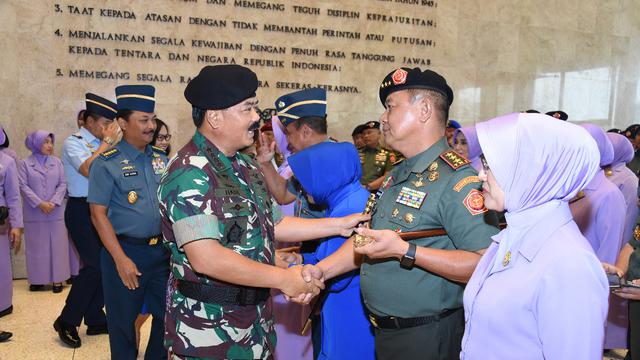 Panglima TNI, Marsekal Hadi Tjahjanto menerima laporan korps kenaikan pangkat 51 Perwira Tinggi (Pati) TNI.