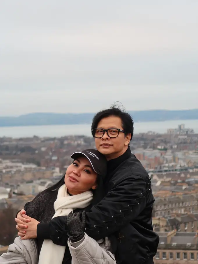 Anniversary ke-28 Armand Maulana dan Dewi Gita