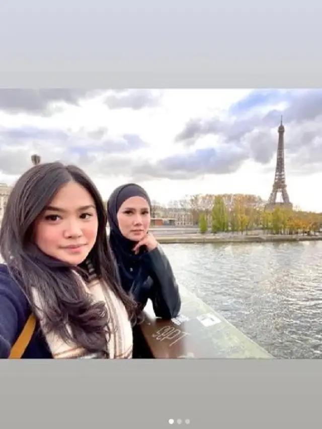 Mulan Jameela berpose bersama dengan Tiarani Savitri, berlatar belakang menara Eiffel saat keduanya berada di Paris. (Foto: Instagram/@mulanjameela1)