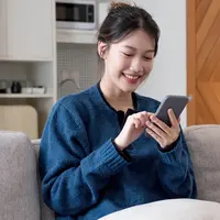 Ilustrasi seorang wanita menggunakan dompet digital. (depositphotos.com/wichayada69@gmail.com)