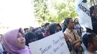 Masyarakat Gorontalo menggelar aksi demonstrasi di depan Kantor Wali Kota Gorontalo pada Jumat kemarin (8/11/2019) menuntut penyelesaian maraknya kasus teror panah wayer. (Liputan6.com/ Arfandi Ibrahim)