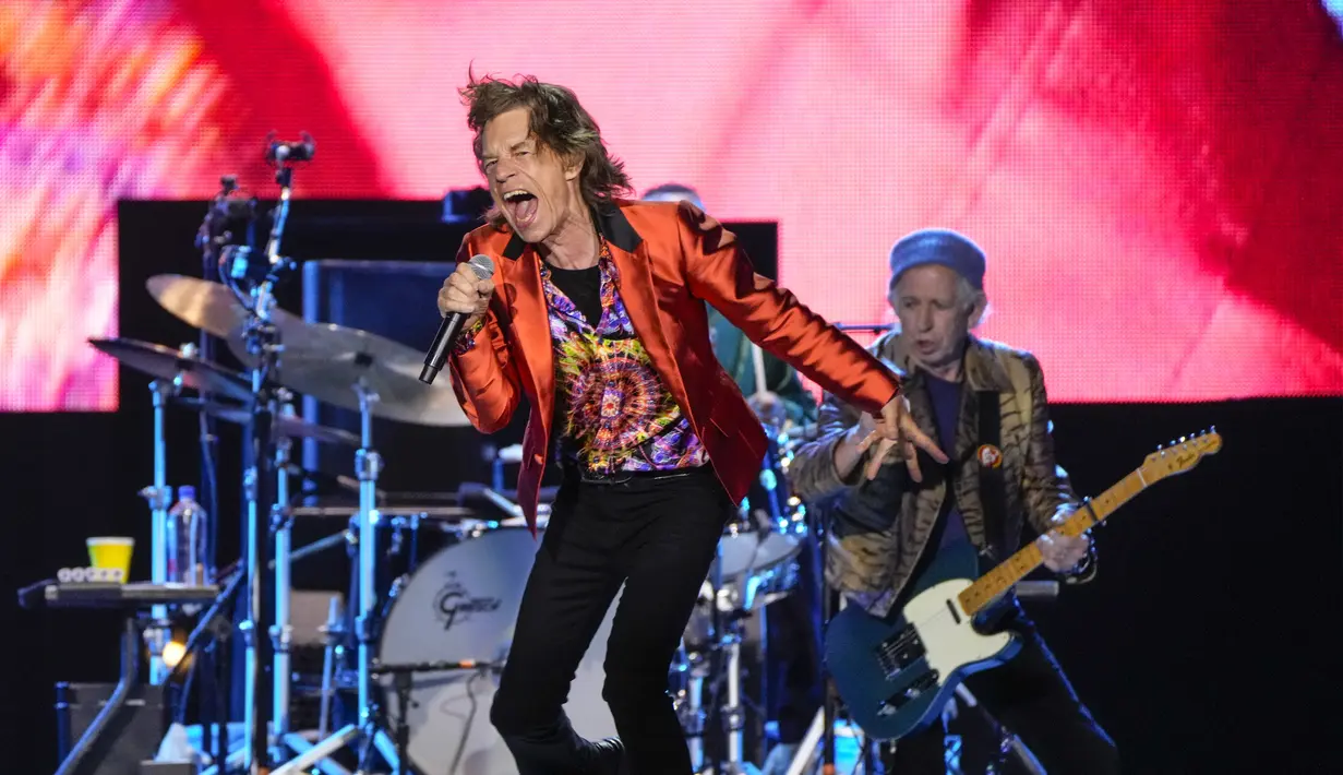 Personel grup band The Rolling Stones Mick Jagger (tengah) dan Keith Richards (kanan) tampil pada tur Sixty Stones Europe 2022 di Stadion Wanda Metropolitano, Madrid, Spanyol, 1 Juni 2022. (AP Photo/Manu Fernandez)