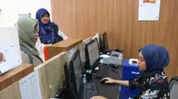 Antrean penumpang untuk  membeli tiket kereta api di Stasiun Jember (Istimewa)