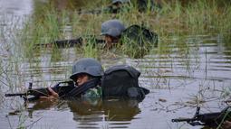 Prajurit TNI dari Batalyon Infanteri Raider bersiap menembak dari air saat latihan perang gerilya di pangkalan mereka di Banda Aceh, provinsi Aceh, 30 April 2019.  Prajurit batalion raider dilatih  untuk siap melakukan berbagai operasi khusus dan penugasan mendadak. (CHAIDEER MAHYUDDIN / AFP)