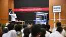 Presiden Joko Widodo (tengah) berbincang dengan murid seusai menyaksikan drama bertajuk Prestasi Tanpa Korupsi di SMKN 57 Jakarta, Jakarta Selatan, Senin (9/12/2019). Kegiatan tersebut dalam rangka memperingati Hari Antikorupsi Sedunia. (Liputan6.com/Biropres Kepresidenan)