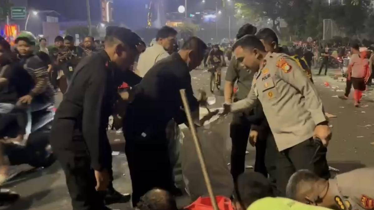 Momen Jenderal Polisi Punguti Sampah Usai Kawal Demo
