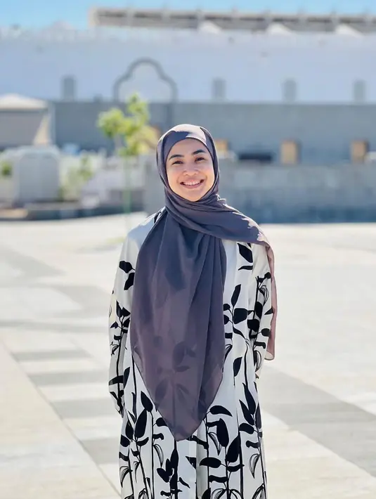 Namun sepulangnya ke Indonesia, presenter bernama lengkap Feni Rosewidyadhari tetap tampil dengan hijabnya.