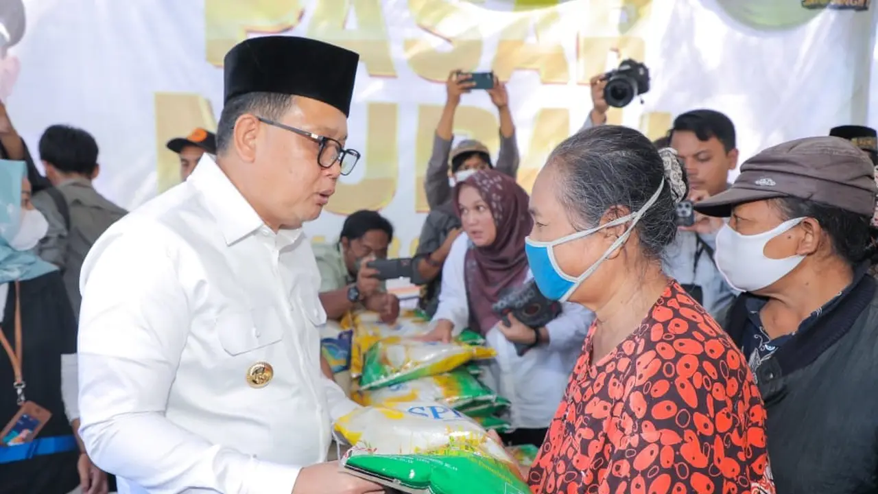 Penjabat Gubernur Jatim Adhy Karyono saat memberikan santunan di Kediri. (Istimewa)