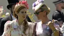 Putri Beatrice, kiri, dan Zara Tindall mengobrol saat mereka berdiri di paddock pada hari pertama acara balap kuda Royal Ascot, di Ascot Racecourse, di Ascot, Inggris, Selasa (14/6/2022). (AP Photo/Alastair Grant)