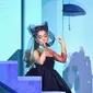 Jika kamu menonton, pasti kamu memerhatikan bahwa kalung Ariana Grande tiba-tiba menghilang. (Ethan Miller / GETTY IMAGES NORTH AMERICA / AFP)