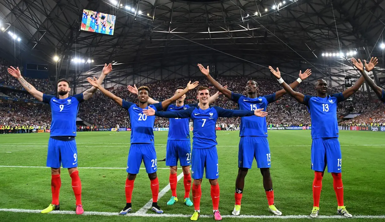 Pemain Prancis saat merayakan kemenangan atas Jerman, 2-0, pada laga semifinal Piala Eropa 2016 di Stade Velodrome, Marseille, Jumat (8/7/2016) dini hari WIB. (AFP/Franck Fife)