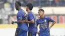 Gelandang Persib, Febri Haryadi, tampak sedih usai gagal meraih kemenangan atas Bali United pada laga Liga 1 Indonesia di Stadion Si Jalak Harupat, Bandung, Kamis (21/9/2017). Persib bermain imbang 0-0 dengan Bali United. (Bola.com/M Iqbal Ichsan)