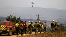 Temperatur tinggi dan angin kencang mempersulit upaya pemadaman api, yang telah menghancurkan sekitar 6.700 hektare lahan. Komandan Otoritas Darurat dan Perlindungan Sipil Jose Ribeiro mengatakan bahwa kondisi cuaca diperkirakan akan tetap menjadi tantangan. (Patricia DE MELO MOREIRA/AFP)