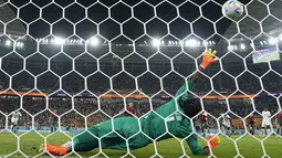 Penyerang Portugal Cristiano Ronaldo mencetak gol pembuka timnya melalui penalti ke gawang Ghana pada duel grup H Piala Dunia 2022 di stadion 974, Kamis (24/11/2022). Cristiano Ronaldo mencetak satu gol dalam kemenangan 3-2 Portugal atas Ghana. (AP Photo/Manu Fernandez)