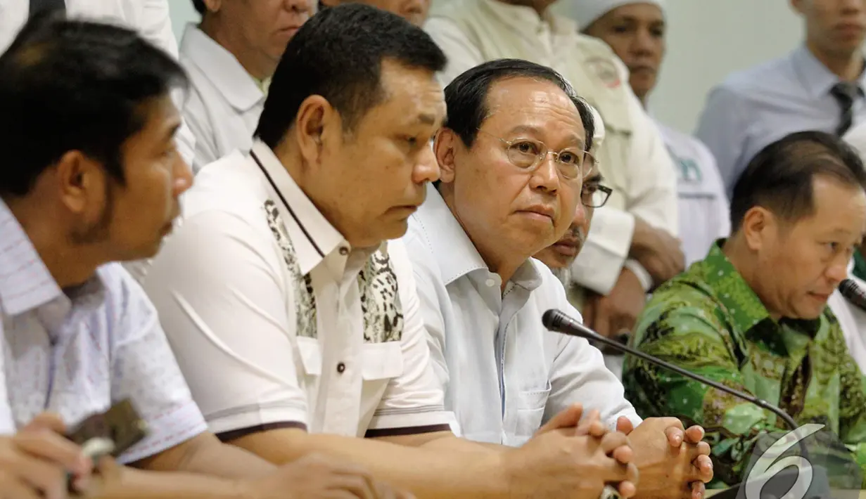 Ketua Umum Partai Persatuan Pembangunan (PPP) Djan Faridz (kedua kanan) mengatakan tindakan M Romahurmuziy membahayakan kerukunan umat beragama, Jakarta, Rabu (3/12/2014). (Liputan6.com/Faizal Fanani)