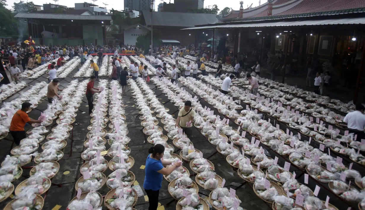 Sejumlah warga dari etnis Tionghoa memberikan sesaji dan persembahan saat festival Hungry Ghost di Medan, Sumatera Utara (5/9). Tujuan utama tradisi kuno ini adalah untuk melepaskan mereka yang menderita dan menghormati leluhur. (AP Photo/Binsar Bakkara)