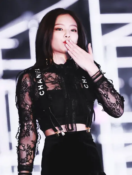 Saat menghadiri acara SBS Gayo pada Desember lalu, Jennier Blackpink terlihat mengenakan suspender merek Chanel seharga Rp 23 juta. (Foto: instagram.com/jenniekim.indo)