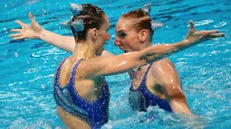 Perenang indah Rusia, Natalia Ishchenko dan Svetlana Romashina beraksi dalam nomor final duet free Kejuaraan Dunia Akuatik 2015 di Kazan, Rusia. (30/7/2015). (Reuters/Michael Dalder)