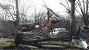 Sebuah mobil terlihat diantara puing-puing bangunan setelah tornado menghantam Clarksdale, Mississipi, Kamis (24/12). Badai tornado menerjang wilayah Amerika Serikat bagian selatan dan menewaskan 11 orang.  (REUTERS/ Justin A. Shaw)