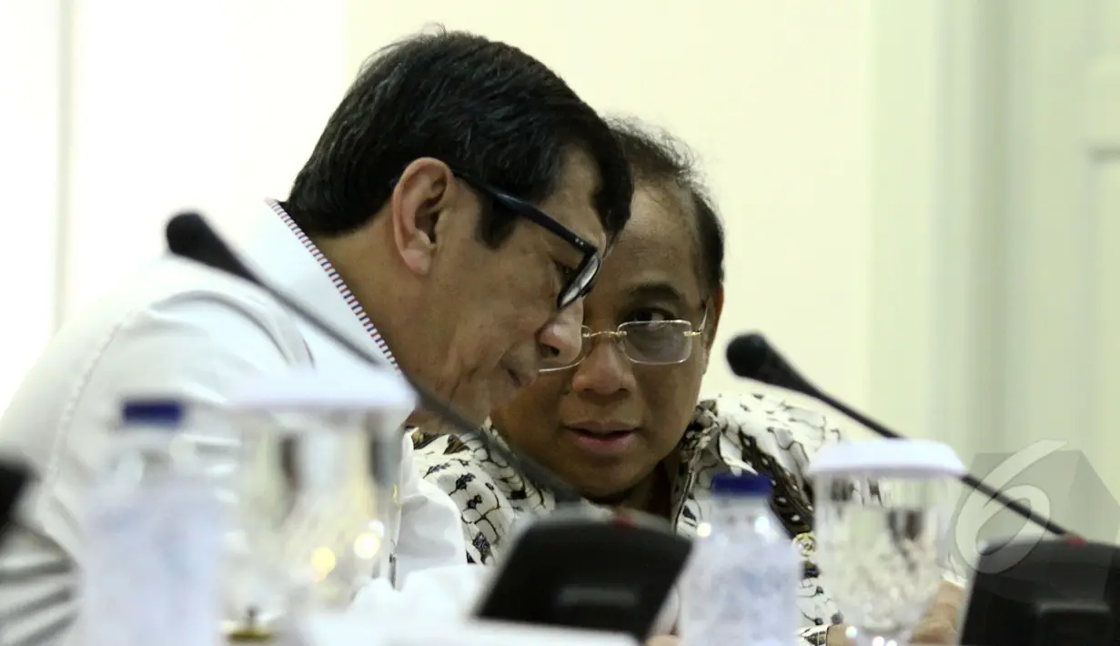 Menkumham Yasonna Laoly (kiri) dan Menko Bidang Kemaritiman Indroyono Soesilo saat menghadiri rapat terbatas di Komplek Istana Kepresidenan, Jakarta, Kamis (12/3/2015).(Liputan6.com/Faizal Fanani)