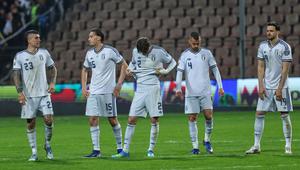 Pemain Timnas Italia tertunduk lesu setelah kalah dari Bosnia-Herzegovina lewat drama adu penalti pada laga final playoff Piala Dunia 2026 di Stadion Bilino Polje, Zenica, Rabu (1/4/2026) dini hari WIB. Italia kembali gagal lolos ke putaran final Piala Dunia karena kekalahan ini. (AP Photo/Armin Durgut)
