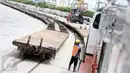 Keberadaan kereta api peti kemas dari Gedebage, Bandung ke pelabuhan Tanjung Priok, Jakarta menuju ke terminal peti kemas diharapkan transportasi logistik lebih tepat waktu dan hemat biaya, Jakarta, Jumat (13/1). (Liputan6.com/Faizal Fanani)