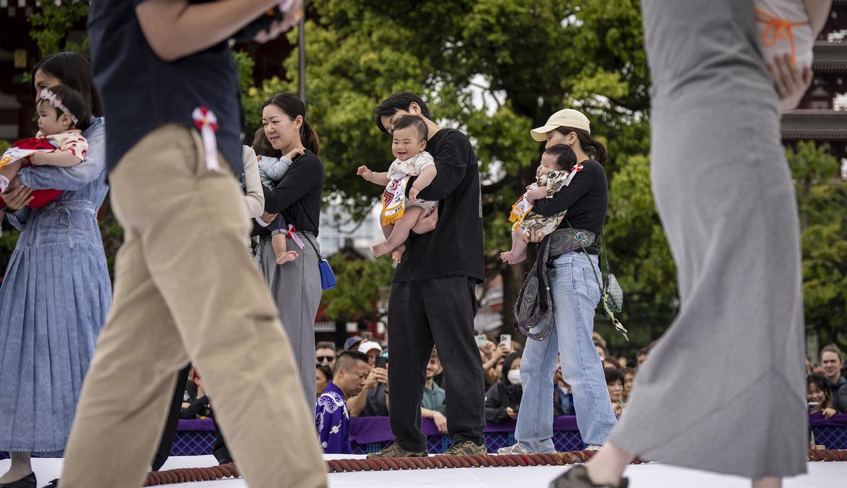 Festival tradisional tersebut biasanya diadakan di kuil-kuil Jepang, seperti Kuil Sensoji, dan berlangsung pada musim semi, terutama sekitar bulan April atau Mei. (AFP/Yuichi Yamazaki)