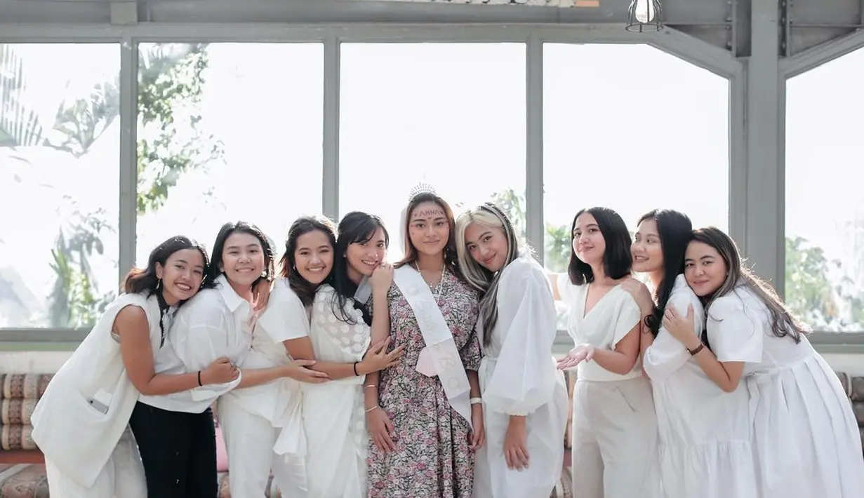 Aurel yang menjadi calon pengantin tampil beda dengan sahabat-sahabatnya. Sedangkan teman-temannya kompak tampil cantik dengan autfit serba putih. (Instagram/mhrndiva)