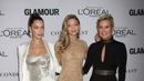 Model bersaudara, Gigi dan Bella Hadid bergabung bersama ibu mereka, Yolanda Hadid di karpet merah acara tahunan Glamour Women Of The Year 2017 di Brooklyn, New York, Senin (13/11). (Evan Agostini/Invision/AP)