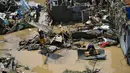 Warga membersihkan puing-puing dari rumah-rumah mereka yang rusak akibat terjangan Topan Kalmaegi di Talisay, Provinsi Cebu, Filipina pada Rabu 5 November 2025. Banjir yang dipicu terjangan Topan Kalmaegi di sebagian besar wilayah Filipina pada Selasa (4/11/2025). (Jam STA ROSA/AFP)
