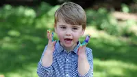 Ekspresi Louis saat merayakan ulang tahunnya yang ke-2 di Inggris ( 22/4/2020). Pangeran Louis Arthur Charles of Cambridge lahir pada 23 April 2018 di RS St Mary.  (The Duchess of Cambridge / Kensington Palace via AP)